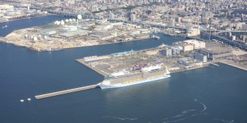 博多港と大型客船