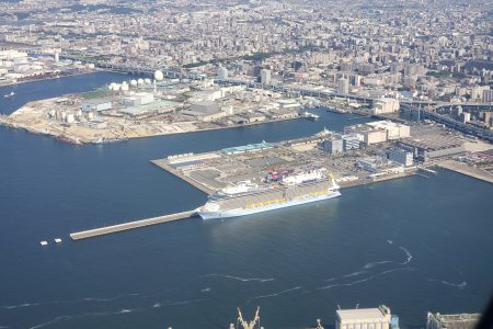 博多港と大型客船